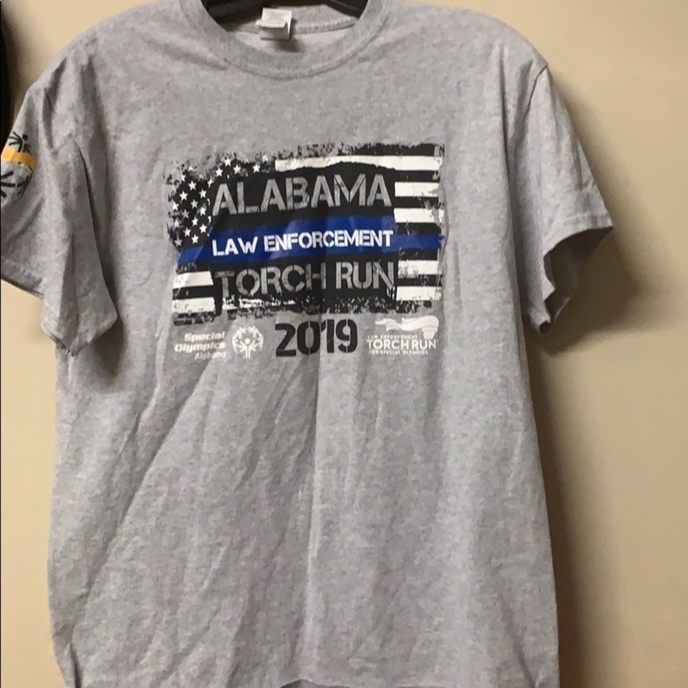 Mens medium Police Run Never Forgotten Shirt
